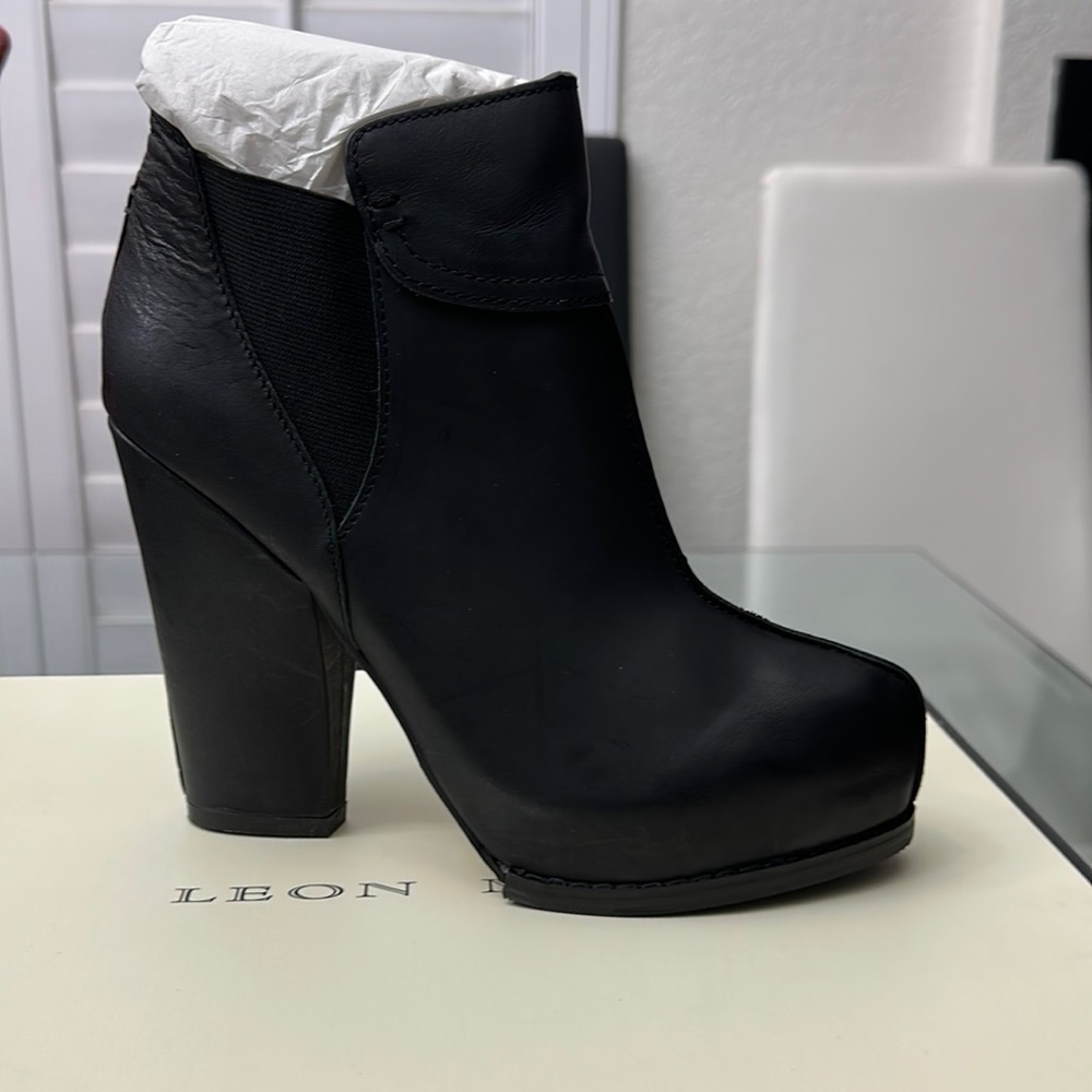 NWT $70 Leon Max | Black Vested Leather Pump - sz 8